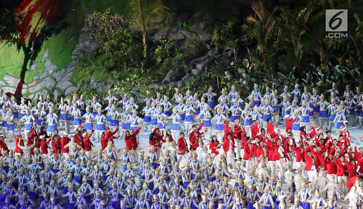 Atlet kontingen Indonesia memasuki stadion pada pembukaan Asian Games 2018 di Stadion Utama Gelora Bung Karno (SUGBK), Jakarta, Sabtu (18/8). Atlet renang I Gede Siman Sudartawa dipercaya menjadi pembawa bendera Merah Putih. (Liputan6.com/Ferbian Pradolo)