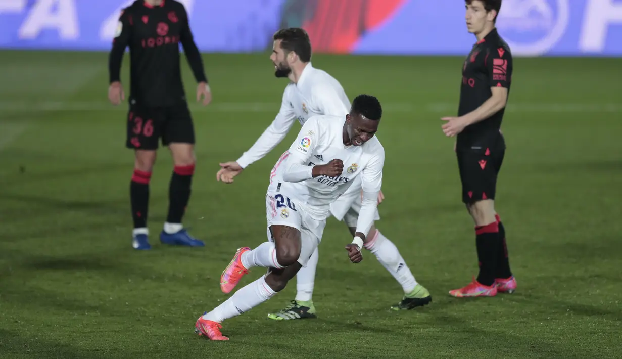 Penyerang Real Madrid, Vinicius Junior (tengah)  berselebrasi usai mencetak gol penyeimbang ke gawang Real Sociedad pada pertandingan La Liga Spanyol di stadion Alfredo di Stefano di Madrid, Spanyol, Selasa (2/3/2021). Madrid kini ada di posisi ketiga dengan 53 poin. (AP Photo/Bernat Armangue)