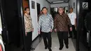 Menko Polhukam Wiranto (kedua kiri) bersama Ketua KPU, Arief Budiman berjalan bersama usai melakukan pertemuan di Gedung KPU, Jakarta, Selasa (6/3). Pertemuan berlangsung sekitar satu jam dan tertutup. (Liputan6.com/Helmi Fithriansyah)