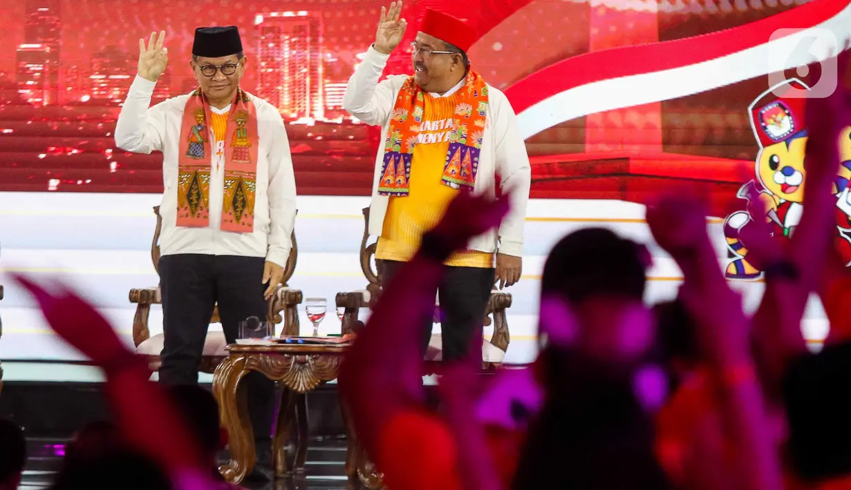 Waktu pembacaan visi-misi setiap paslon diberi waktu waktu empat menit. Tampak pasangan calon gubernur dan wakil gubernur DKI Jakarta nomor urut 3, Pramono Anung-Rano Karno sesaat sebelum menyampaikan visi misi dalam segmen pertama. (Liputan6.com/Herman Zakharia)