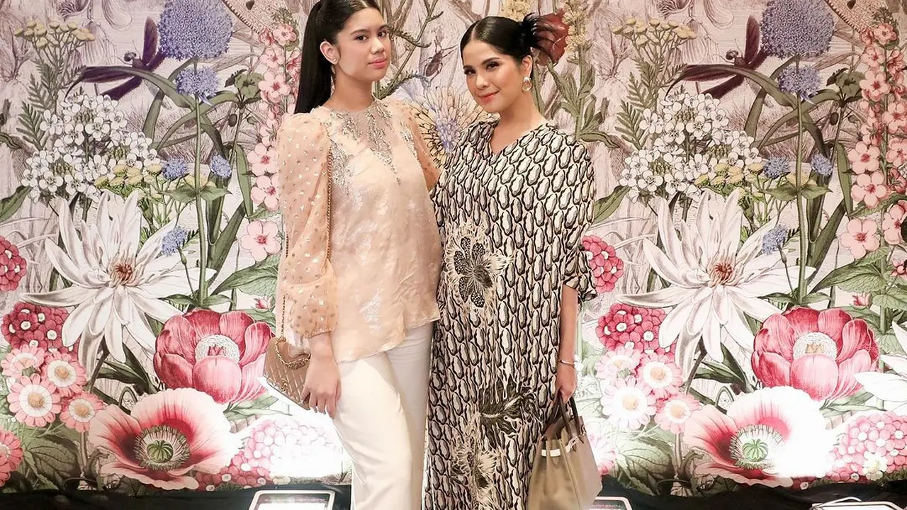 Gaya Mewah Annisa Pohan dan Almira Tunggadewi yang Tampil Bak Anak Kembar dengan Tas Branded di Fashion Show Biyan