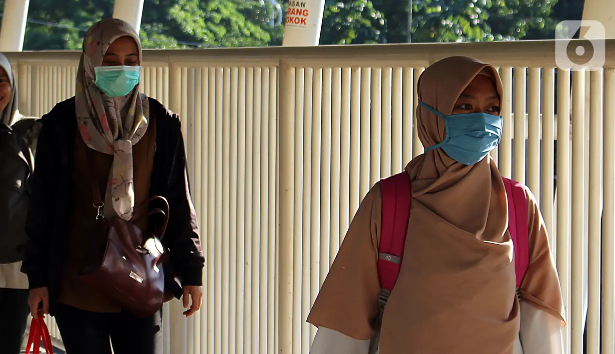Warga beraktivitas menggunakan masker di kawasan Stasiun Palmerah, Jakarta, Sealasa (3/3/2020). Presiden Joko Widodo atau Jokowi mengimbau warga tidak panik terkait penyakit virus corona atau COVID-19 yang telah menjangkiti dua orang di Indonesia. (Liputan6.com/Johan Tallo)