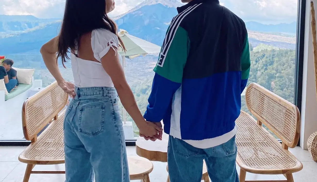 Blue jeans dan white tee merupakan pasangan sejati seperti pasangan suami istri Jen dan Irfan (Foto: Instagram @jenniferbachdim)