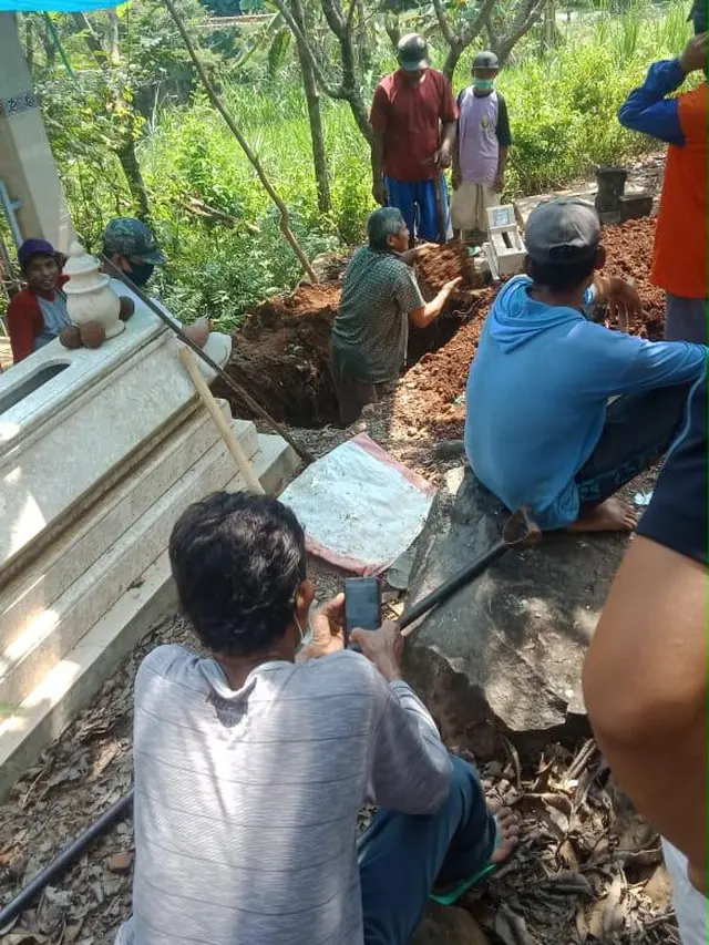 Persiapan Makam Didi Kempot 'Godfather of Broken Heart'