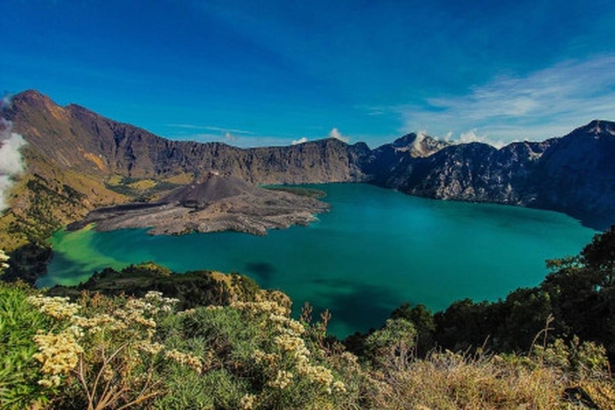 Danau Segara Anak di Nusa Tenggara Barat