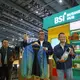 Direktur Utama BSI Anggoro Eko Cahyo (kiri) didampingi SEVP Consumer Product Solution BSI Wawan Setiawan meninjau produk UMKM pada gelaran BSI International Expo 2026 di Jakarta International Convention Center (JICC), Jakarta, Jumat (23/10).