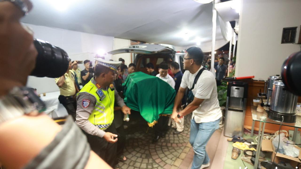 Potret Kedatangan Jenazah Mendiang Titiek Puspa di Rumah Duka, Disambut Isak Tangis Keluarga