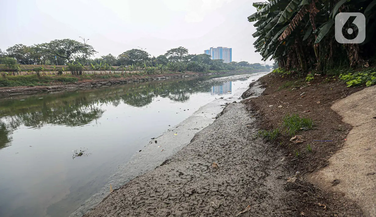 Pada beberapa titik, permukaan tanah di tepi KBT terlihat pecah-pecah. Dasar kanal termasuk lumpur dan sampah-sampah plastik juga terlihat. (Liputan6.com/Faizal Fanani)