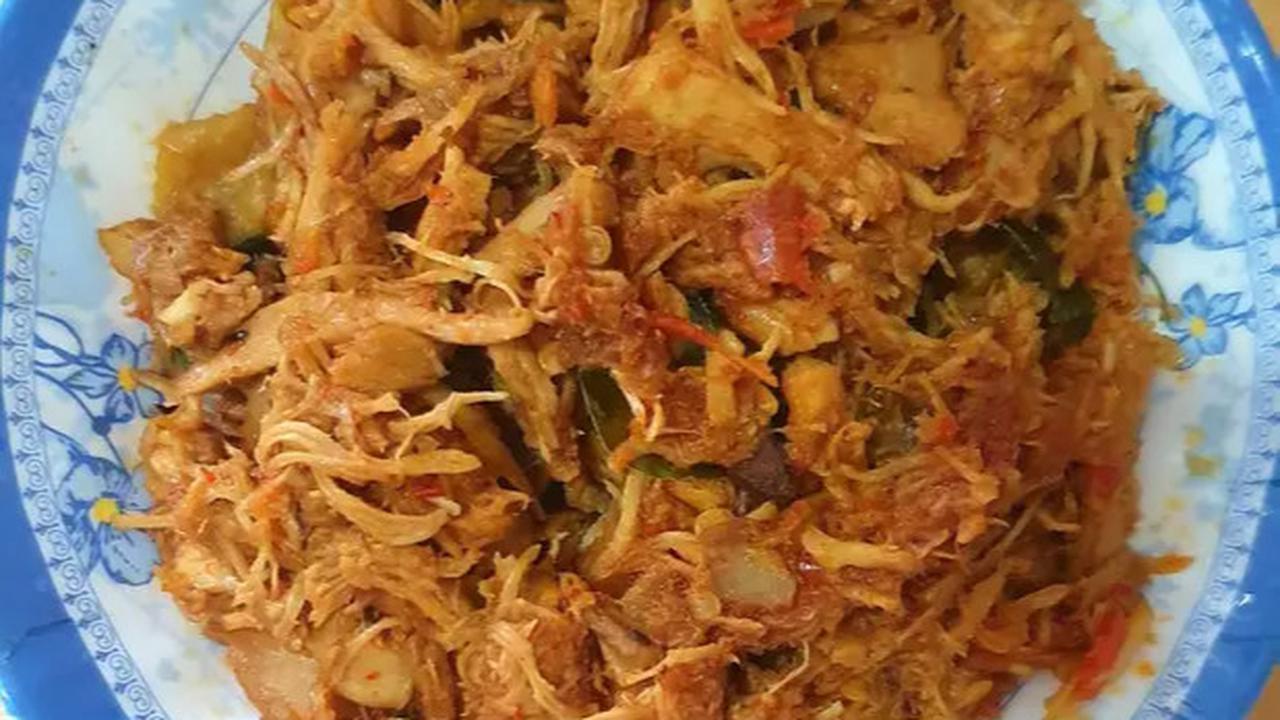 Ilustrasi Ayam Suwir Bumbu Terasi Pedas