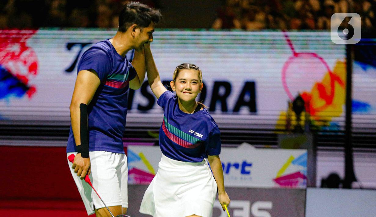 Selebritis Indonesia, Arya Saloka/Ziva Magnolya saat bermain bulu tangkis melawan Atu Zero/Atita Haris (Malaysia) pada pertandingan Tepuk Bulu 2023 di Istora Gelora Bung Karno, Jakarta, Jumat (17/11/2023). (Liputan6.com/Faizal Fanani)
