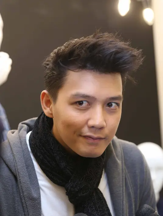 "Ya, kalau sama Celine sendiri sangat baik komunikasi terus. Kalau saya nggak ketemu anak, biasanya dikirimin foto anak-anak, video anak-anak dengan daddy mereka (Stefan)," kata Dirly ditemui di kawasan Kemang, Jakarta Selatan. (Nurwahyunan/Bintang.com)