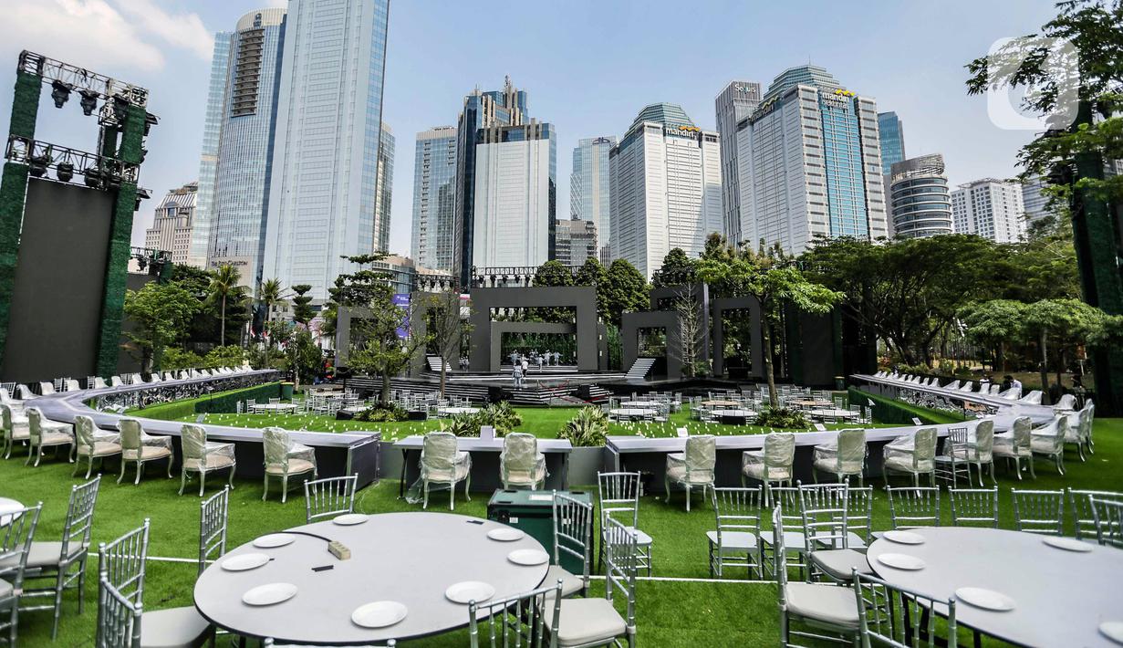 Suasana lokasi untuk Gala Dinner KTT ke-43 ASEAN di Hutan Kota by Plataran, Senayan, Jakarta, Selasa (5/9/2023). Hutan Kota by Plataran akan menjadi lokasi jamuan makan malam para kepala negara, delegasi, dan undangan KTT ASEAN 2023 pada Rabu (6/9) malam. (Liputan6.com/Faizal Fanani)