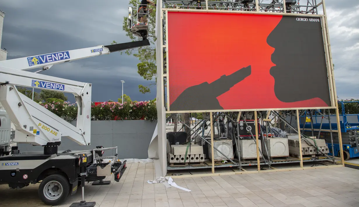 Para pekerja menyiapkan instalasi sehari sebelum dimulainya Festival Film Venesia edisi ke-78 di Venice Lido, Italia, Selasa (30/8/2021).  Festival ini berlangsung dari 1 hingga 11 September. (Photo by Joel C Ryan/Invision/AP)