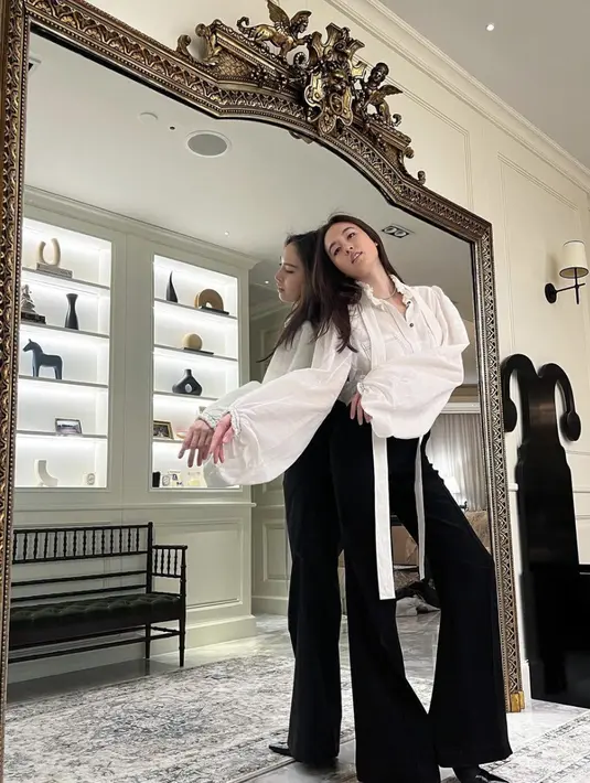 Paduan klasik dengan nuansa monokrom bisa jadi inspirasi yang menjanjikan untuk daily style yang inspiratif. [Foto: Instagram/ poydtreechada].