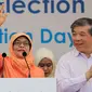 Halimah Yacob melambaikan tangan saat menyapa pendukungnya usai memberikan pidato di Singapura, Rabu (13/9). Halimah Yacob nantinya akan menggantikan posisi Tony Tan, yang telah 6 tahun menjabat sebagai presiden negara tersebut. (AP Photo/Wong Maye-E)