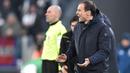 Pelatih Juventus, Massimiliano Allegri memberikan arahan kepada timnya saat melawan Torino pada laga perempatfinal Coppa Italia di Allianz Stadium, Turin, Italia, (3/1/2018). Juventus menang 2-0. (Alessandro Di Marco/ANSA via AP)