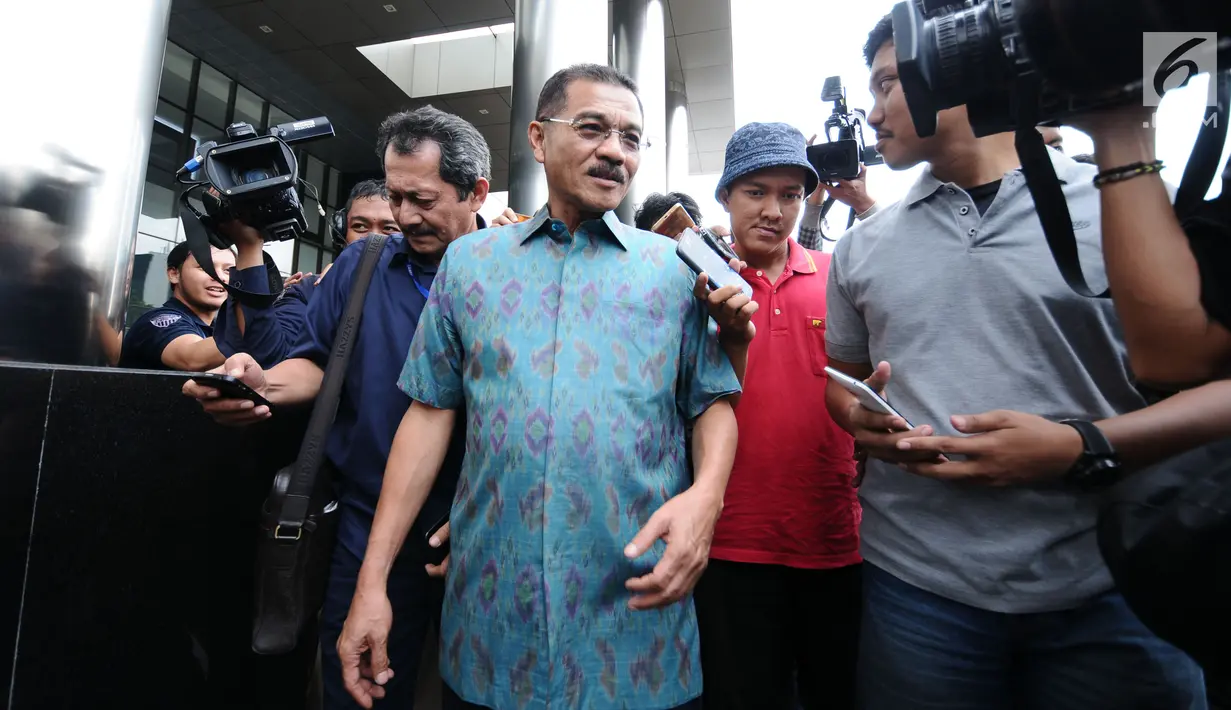 Mantan Mendagri Gamawan Fauzi (tengah) menjawab pertanyaan saat meninggalkan Gedung KPK usai menjalani pemeriksaan, Jakarta, Rabu (8/11). Gamawan diperiksa terkait kasus dugaan korupsi KTP Elektronik. (Liputan6.com/Helmi Fithriansyah)