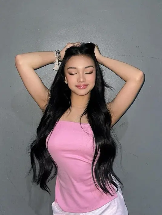 Naura Ayu memang tak pernah tampil setengah-setengah. Di beberapa potret terbarunya ini, Naura Ayu tampil bak boneka hidup. [Foto: Instagram/naura.ayu]