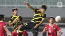 Pemain Timnas U-17 Malaysia, M Afiq Hakimi melakukan sundulan ke arah gawang Indonesia U-17 pada laga terakhir Kualifikasi Grup B Piala Asia U-17 2023 di Stadion Pakansari, Kab. Bogor, Jawa Barat, Minggu (9/10/2022). Timnas U-17 Indonesia finis di peringkat kedua klasemen Kualifikasi Piala Asia U-17 2023 usai menelan kekalahan 1-5 pada laga terakhir Grup B kontra Malaysia. (Liputan6.com/Helmi Fithriansyah)