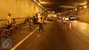 Sejumlah pekerja bersiap memperbaiki jalan yang rusak berlubang di ruas Tol JORR tepatnya di terowongan Pasar Rebo, Jakarta, Senin (29/2) malam. Kondisi jalan yang rusak itu menyebabkan kemacetan panjang. (Liputan6.com/Herman Zakharia)