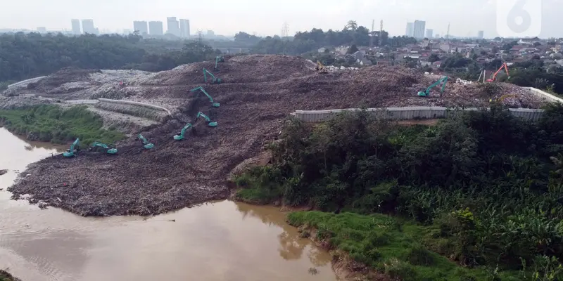 FOTO: Turap Jebol, Sampah TPA Cipeucang Genangi Sungai Cisadane
