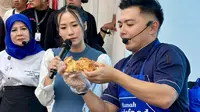 Chef Nicky Tirta melakukan demo masak di&nbsp;Rumah Indofood saat Pekan Raya Jakarta (PRJ) di JIExpo Kemayoran, Jakarta, 11 Juli 2024. (Liputan6.com/Asnida Riani)