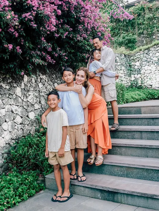 <p>Sejumlah potret kerharmonisan keluarga Oka Antara terlihat dari beberapa foto di Instagram. Salah satunya ketika keluarga ini berlibur di Bali. [Foto: Instagram.com/rara.wiritanaya]</p>