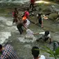 Potongan bagian tubuh manusia kembali ditemukan di Kali Baru, Bogor. Setelah kemarin, Kamis (14/6), warga menemukan potongan pinggul dan kaki kiri (Liputan6.com/Achmad Sudarno)