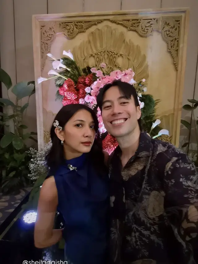 Gaya stunning Vidi Aldiano dan Sheila Dara saat hadir di pernikahan sahabat. [@vidialdiano]