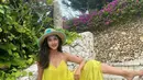 Tampilan feminin Diah dengan pleats dress warna kuning, cantik banget! (Instagram/dps_diahpermatasari).