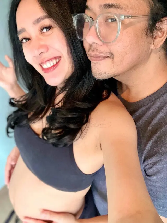 7 Potret Dea Ananda Bersama Suami Kompak Jalani Couple Prenatal Yoga
