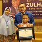 Zulkifli Hasan memberikan penghargaan kepada hafiz cilik di Bojonegoro, Jawa Timur. (Istimewa)