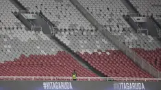 Suasana penonton saat laga Kualifikasi Piala Dunia 2022 antara Timnas Indonesia melawan Thailand di SUGBK, Jakarta, Selasa (10/9). Laga berlangsung sepi hanya dihadiri 11.619 penonton. (Bola.com/Vitalis Yogi Trisna)