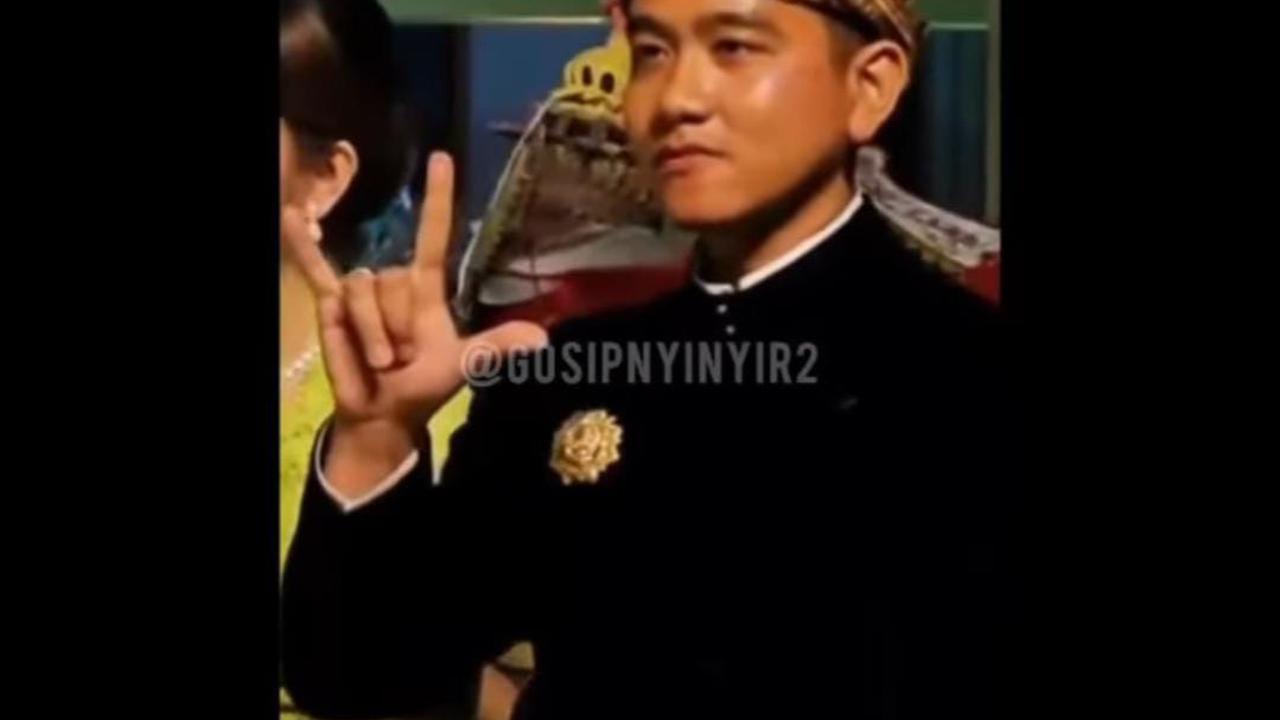 Gibran juga mengaku saat itu ia justru bergaya tangan metal dan segitiga. Namun tidak ada kaitan dengan politik.<br>