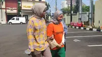 Tersangka kekerasan anak, Meita Irianty saat dibawa ke Polres Metro Depok. (Liputan6.com/Dicky Agung Prihanto).