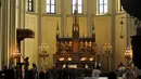 Petugas gereja Katedral melakukan sejumlah persiapan jelang Misa Malam Natal 2014 pada Rabu pagi (24/12/2014). (Liputan6.com/Miftahul Hayat)