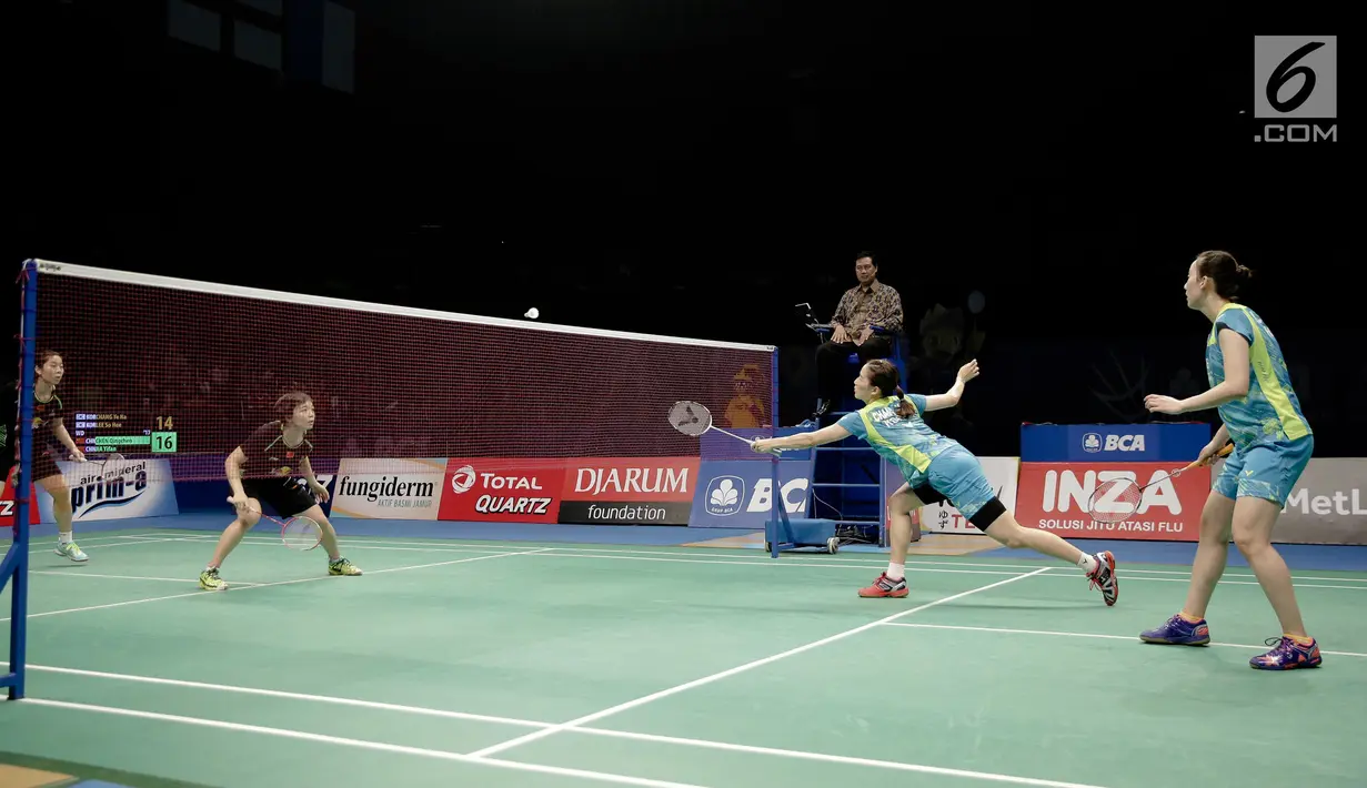 Ganda putri Korea Chang Ye Na dan Lee So Hee memukul kok saat pertandingan final Indonesia Open 2017 mewalan ganda China Chen Qingchen dan Jia Yifan di Jakarta, Minggu (18/6). (Liputan6.com/Faizal Fanani)