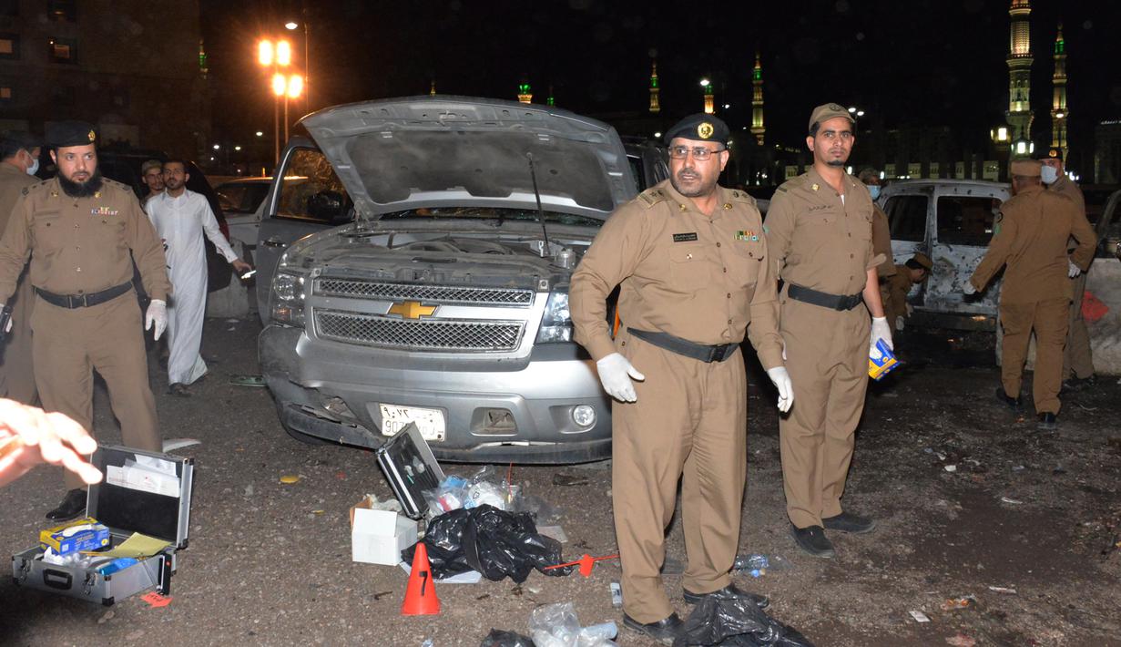 Pasukan darurat khusus berkumpul di lokasi ledakan bom bunuh diri di pos keamanan di dekat Masjid Nabawi, Madinah, Senin (4/7). Empat orang pasukan keamanan meninggal di tempat dan 5 orang pasukan keamanan lainnya luka-luka. (STR/AFP)