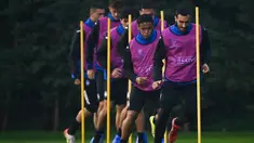 Para pemain Atalanta melakukan pemanasan selama sesi latihan di tempat latihan klub di Zingonia, dekat Bergamo (1/11/2021). Atalanta akan bertanding melawan melawan Manchester United pada Grup F Liga Champions di Gewiss Stadium. (AFP/Marco Bertorello)