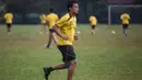 Bek Arema Cronus, Hamka Hamzah, berlari santai jelang laga Torabika Soccer Championship 2016 melawan PS TNI di Lapangan Kostrad, Bogor, Jawa Barat, Sabtu (30/7/2016). (Bola.com/Vitalis Yogi Trisna)