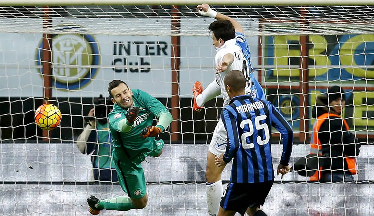 Kiper Inter Milan, Samir Handanovic, mengamankan gawangnya dari serangan pemain Chievo. Pada laga itu La Beneamata menguasai jalannya pertandingan dengan penguasaan bola 59 persen. (Reuters/Alessandro Garofalo)
