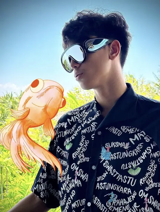 <p>Kali ini Eddie tampil begitu edgy dalam koleksi no'om no'mi by Soetjipto Hoeijaja. Ia berhasil presentasikan koleksi bertajuk Barong Utopia. [Foto: Instagram/ delimakmur]</p>