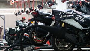 Sejumlah sepeda motor tengah di service di bengkel. (Liputan6.com/ Rendy Yansah)