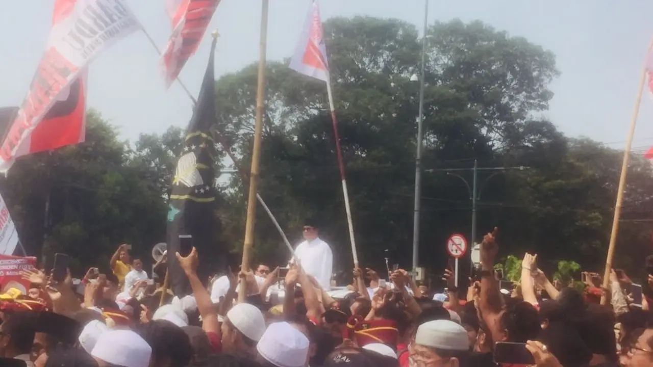 Prabowo diarak menuju Gedung KPU. (Liputan6.com/Delvira Hutabarat)