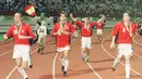 Para pemain Spanyol merayakan keberhasilan menjuarai Piala Dunia U-20 1999 setelah mengalahkan Jepang dalam laga final di Lagos, Nigeria (24/4/1999). Spanyol tercatat baru satu kali menjuarai Piala Dunia U-20 pada edisi 1999 di Nigeria. Di partai final, Spanyol mengalahkan Jepang 4-0. (AFP/Seyllou Diallo)