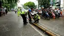 Satlantas Polres Metro Jakarta Selatan dibantu Ditlantas Polda Metro Jaya menggelar olah TKP kedua kecelakaan maut di Jalan Sultan Iskandar Muda, Pondok Indah, Jakarta, Kamis (22/1/2015). (Liputan6.com/Helmi Fithriansyah)