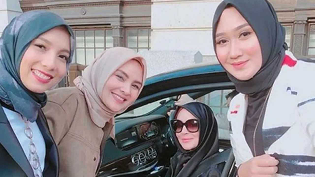 Lindsay Lohan memakai kerudung hitam./Copyright instagram.com/hijup