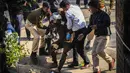 Namun, ketika berupaya keras menangkap macan tutul tersebut, dua petugas diserang dan melukai mereka. (AP Photo/Anupam Nath)