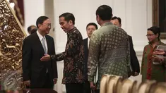 Presiden Joko Widodo atau Jokowi menerima kunjungan anggota Dewan Negara China Yang Jiechi (kiri) di Istana Merdeka, Jakarta, Senin (9/5). Persoalan energi dan kereta cepat menjadi pembahasan dalam pertemuan tertutup itu. (Liputan6.com/Faizal Fanani)