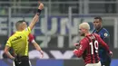 Menjelang laga berakhir, AC Milan kehilangan Theo Hernandez yang mendapat kartu merah langsung dari wasit usai melanggar Denzel Dumfries. (AP/Antonio Calanni)